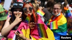 Emberek a Berlin Pride 2020-on, 2020. június. 27-én.