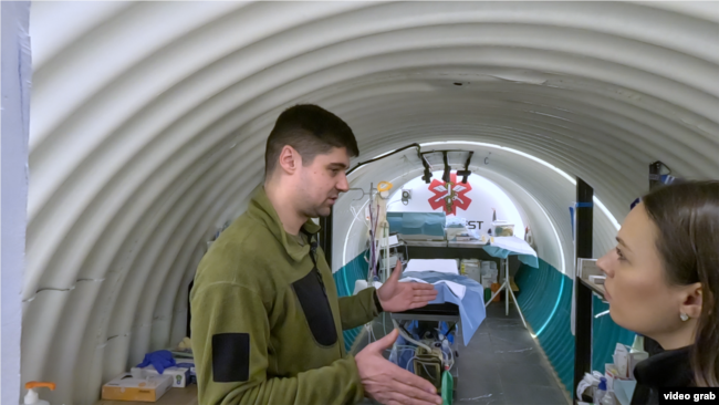 Операційна в підземному шпиталі, розташована у спеціальному модульному контейнері