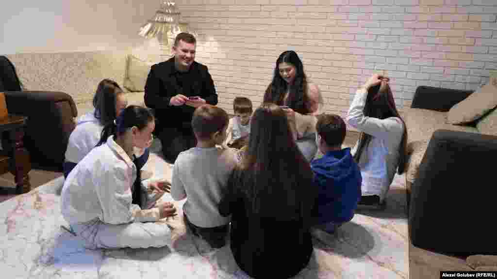 Soții Vera și Andrei Nacu, de 27 și 31 de ani, nu au copii biologici, dar au înlocuit părinții pentru șapte copii rămași singuri, deschizând o casă de copii de tip familial.