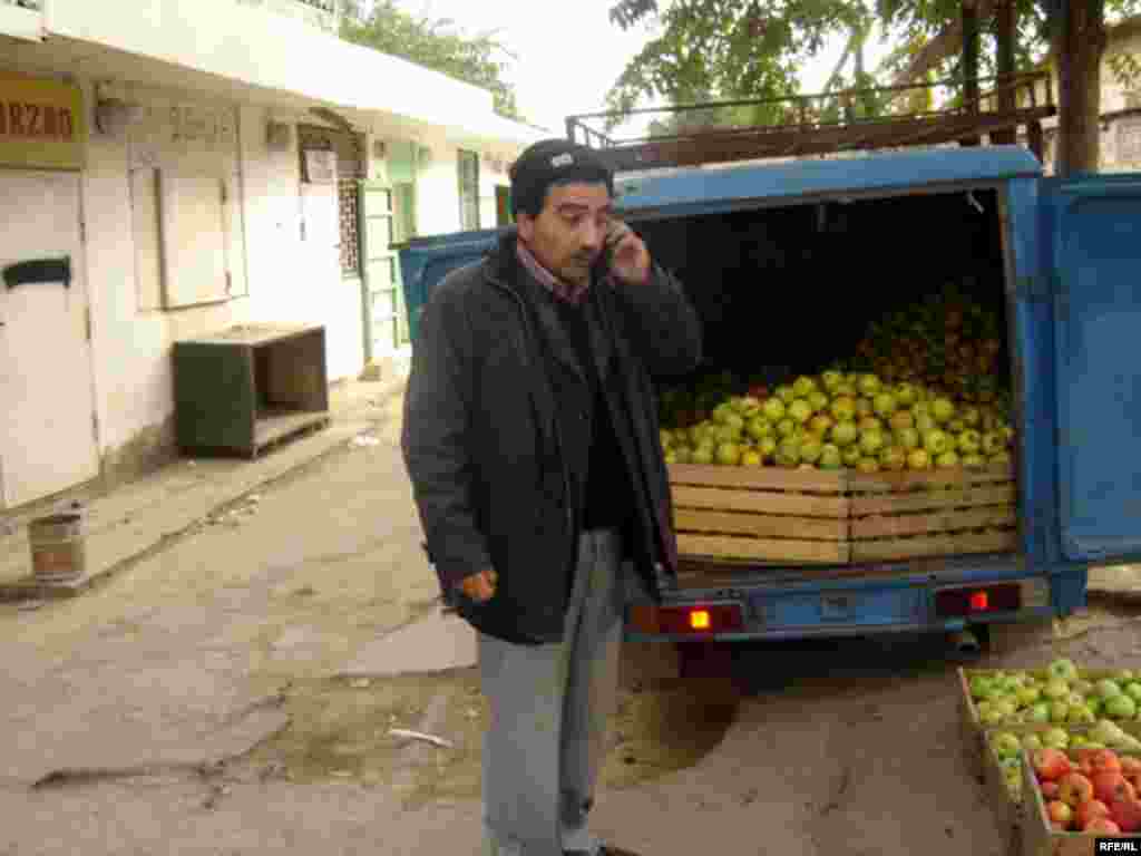 Azərbaycan Liberal-Demokrat Partiyasının (ALDP) prezidentliyə namizədi Fuad Əliyevin prezident seçkisinə necə hazırlaşdığını öyrənmək üçün onun seçki qərargahına yollandıq. 20-ci sahənin köhnə məhəllə yeməkxanalarından birinin birinci mərtəbəsindəki nimdaş dükanında bir nəfər bizi qarşıladı. Dükanın qabağında yeşiklərdə meyvə-tərəvəz düzülüb. «Qazel» maşınında isə Quba almaları müştərilərini gözləyir: - Mən «Azadlıq» radiosunun müxbiriyəm. Fuad Əliyevin seçki qərargahını axtarırıq, tapa bilmirik. - Bir dəqiqə gözləyin…Biz qərargaha təzə köçmüşük, nə məsələ lazımdır, mən kömək etməyə hazıram...