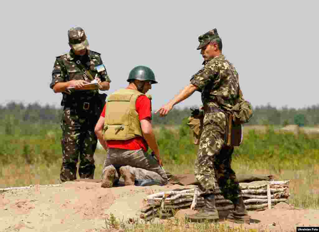 На Чернігівщині під час акції «Журналісти захищають Батьківщину» відбулися змагання між підрозділом журналістів і взводом вояків-контрактників, 2 червня.Photo by Ukrainian Foto