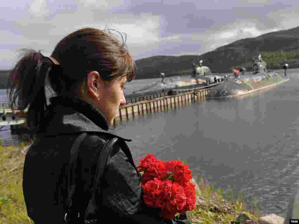 A woman mourns during memorial ceremonies on August 12 to commemorate the 10th anniversary of the "Kursk" nuclear submarine disaster, in the submarine's home base of Vidyayevo. Photo by Lev Fedoseyev for ITAR-TASS