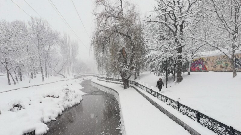 Симферополь за ночь засыпало снегом (+фото)