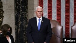 Vicepreședintele american Mike Pence la ședința comună a Congresului, la care a fost confirmată victoria lui Biden în alegeri, după ce mulțimea de susținători ai președintelui Trump luase cu asalt Capitoliul, Washington, 7 ianuarie 2021.