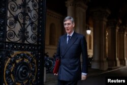 Jacob Rees Mogg pornind către Downing Street în dimineața zilei de 7 septembrie.