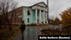 Soldat ucrainean pe străzile Limanului la 27 octombrie 2025.