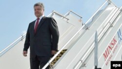 Пятро Парашэнка ў менскім аэрапорце, архіўнае фота