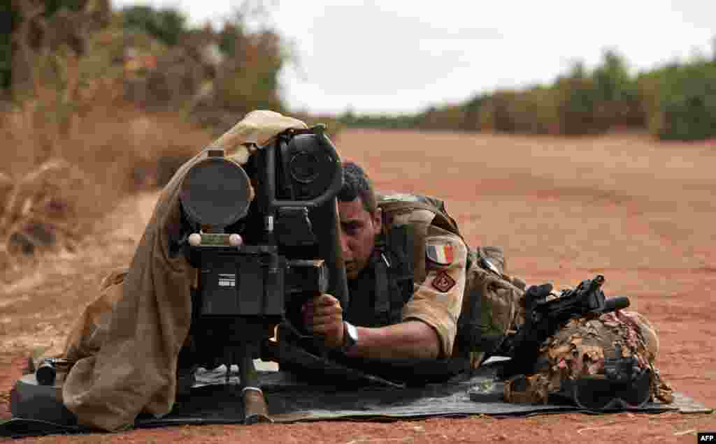 Mali - Un soldat francez pe poziţii cu un lansator de rachete anti-tanc &icirc;n apropiere de Diabaly