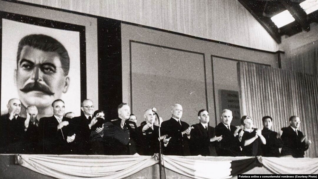 22 august 1951. Gheorghe Gheorghiu –Dej, Petru Groza, Vasile Luca, Ana Pauker, C.I.Parhon, M. B. Mitin, Kavtaradze, K.E. Vorosilov la a 7-a aniversare a eliberării României de către armata sovietică. Sursa: fototeca online a comunismului românesc, cota:59/1951