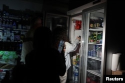 Spaniolii au folosit lanternele telefoanelor și lanterne de frunte pentru a face cumpărături în timpul blackoutului din 28 aprilie. Fotografie din Barcelona.