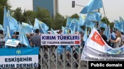Әнкарада кырымтатарларның матәм митингыннан күренеш