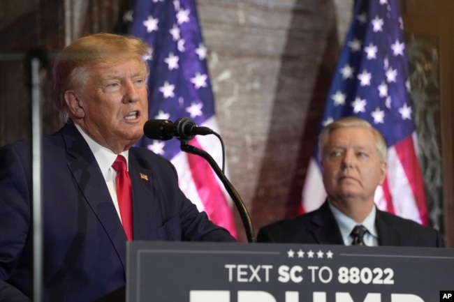 Дональд Трамп (ліворуч) виступає на передвиборчому заході. Поруч – сенатор-республіканець від Південної Кароліни Ліндсі Грем. Південна Кароліна, США, 28 січня 2023 року