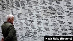 Na Kosovu se još uvek kao nestalo vodi preko 1.600 osoba, od kojih je većina iz redova albanske zajednice (Foto: Imena nekih od nestalih Albanaca i Srba na Kosovu ispisana na zidu NVO za ljudska prava u Prištini, april 2011)