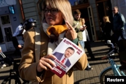 Прыхільніца партыі «Латвія перш за ўсё» (Latvija pirmajā vietā), якую ўзначальвае бізнэсовец Айнарс Шлесэрс