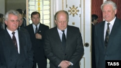 Президент Украины Леонид Кравчук, президент Беларуси Станислав Шушкевич и президент России Борис Ельцин после подписания соглашения о создании СНГ. Минск, 1991 год. 