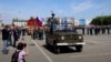 На фото: 9 травня 2021 року майбутній комендант Скадовська на Херсонщині Віктор Богатуров командував військовим парадом у російському місті Тольятті