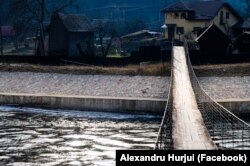 În imagine, un fragment dintr-un dig de peste 5 km, realizat de Apele Române în Broșteni, în 2023.