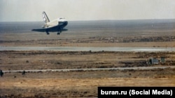 Момент посадки многоразового орбитального корабля «Буран». Космодром Байконур, 15 ноября 1988 года