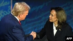 Candidatul democrat la prezidențiale, Kamala Harris, dă mâna cu candidatul republican, Donald Trump, înainte de dezbaterea prezidențială de la Philadelphia, 10 septembrie 2024. 