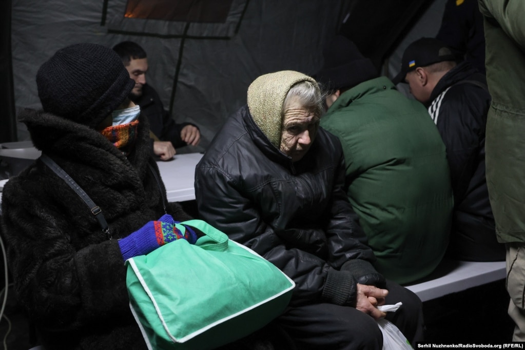 Ndërkohë, autoritetet kanë kërkuar ndihmë nga qytete tjera të Ukrainës për t’i rregulluar sa më shpejt linjat e dëmtuara të energjisë.