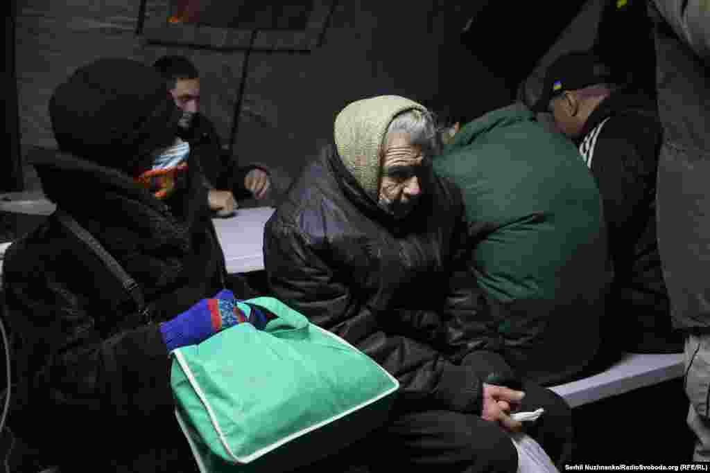 У столиці над відновленням системи теплопостачання працюють понад тисячу комунальників – понад 200 аварійних бригад з різних міст. Київським фахівцям допомагають бригади із Львова, Полтави, Чернігова, Вінниці, Житомира, Миколаєва, Одеси, Рівного, Кропивницького, Київської області, а також працівники «Укрзалізниці». Про це повідомила місцева влада