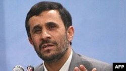 رييس جمهوری ايران که در يک کنفرانس خبری سخن می گفت، تاکيد کرد: «پيشنهاد مذاکره رو در رو و بدون پيش شرط با رييس جمهوری آمريکا در حضور رسانه ها، کماکان روز ميز ما است.»