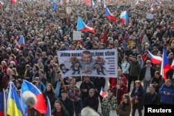 Участниците в протеста носеха флагове на Чехия, Европейския съюз и Украйна.