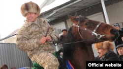 “Ата Мекен” фракциясы өкмөт башчы Өмүрбек Бабановду кымбат аргымакты пара катары алган деп айыптап чыкты. (Сүрөттө өкмөт башчы Таластагы иш сапары учурунда. 27-январь, 2012.)