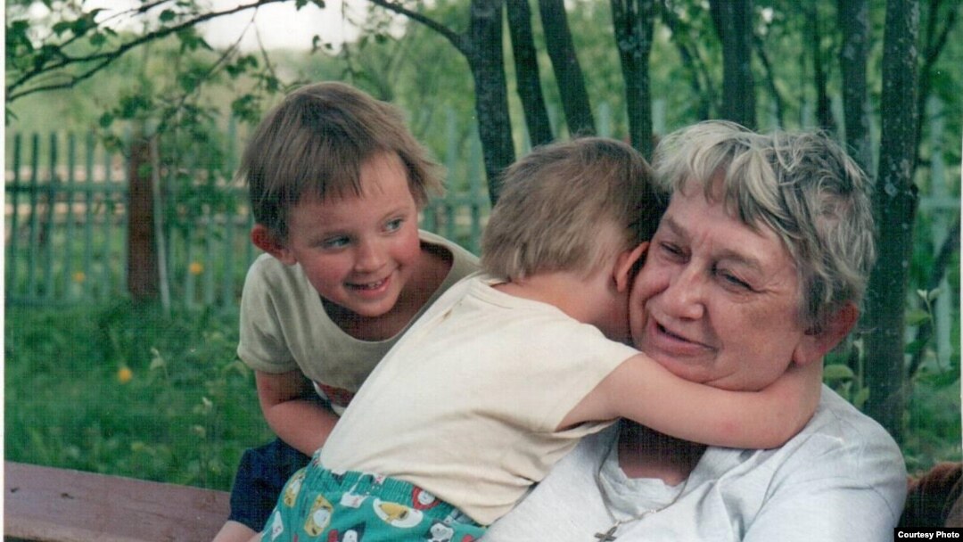 Марина Салье с внучатыми племянницами, 2002