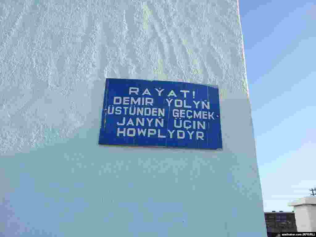 Baýramalynyň wokzalynda ýerleşdirilen bildirişde iki harp ýalňyşy bar. Tapdyňyzmy?!