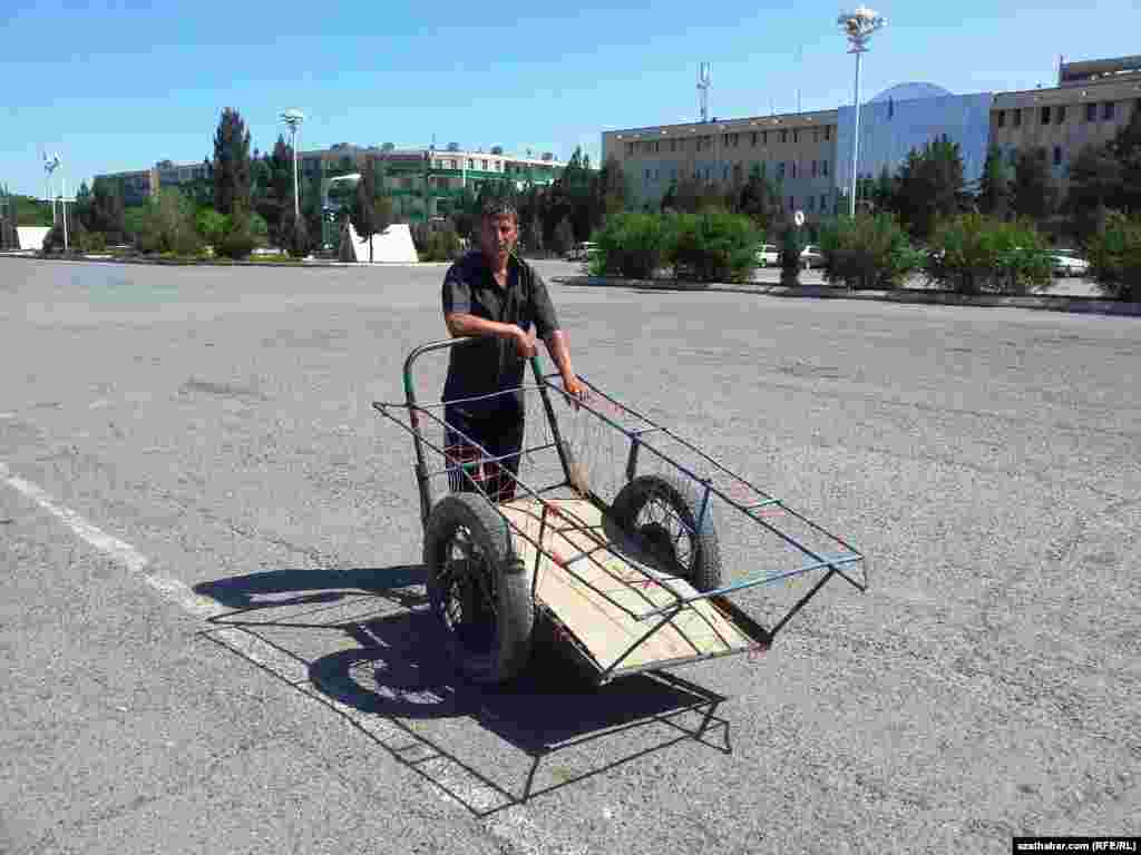 Maksat Mary ş&auml;herinde araba &yacute;asap, sat&yacute;ar.