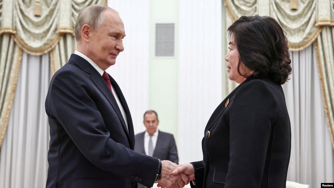 Președintele rus Vladimir Putin dă mâna cu ministrul nord-coreean de externe Choe Son Hui în timpul unei întâlniri la Moscova, în Rusia, 4 noiembrie 2024.
