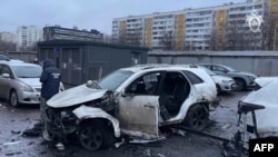 په دغه تصویر کې چې د روسي چارواکو لخوا د دیسمبر په ۲۲ خپور شوی د تحقیقاتو د کمیټې یو چارواکی دپیښې په صحنه کې لیدل کیږي.