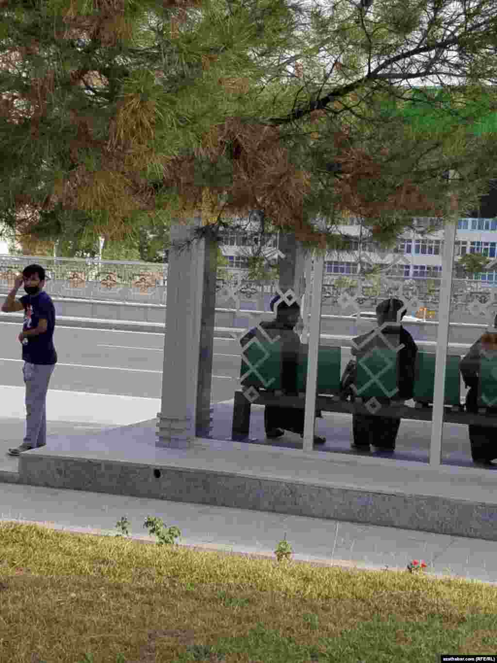 Aşgabatda ýüzi gorag maskaly ýolagçylar awtobusa garaşýarlar