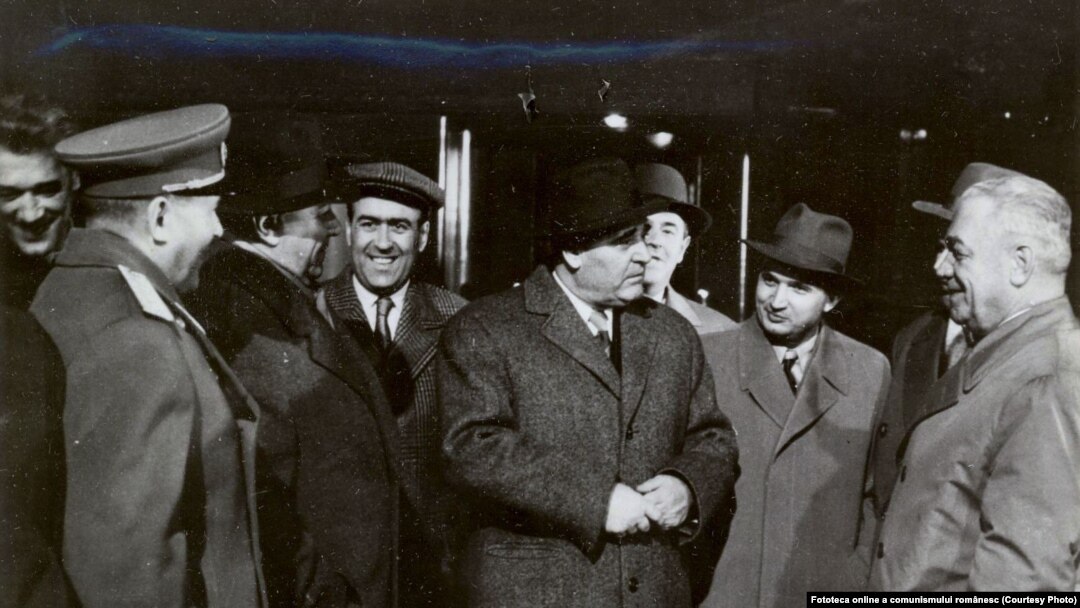Vizitele de lucru nu au fost inventate de Ceaușescu, el doar le-a dus la perfecțiune. Aici, Ceaușescu îl secondează pe Gheorghiu-Dej într-o vizită la Pitești, în 1961. Sursa: Fototeca online a comunismului românesc; cota: 11/1961