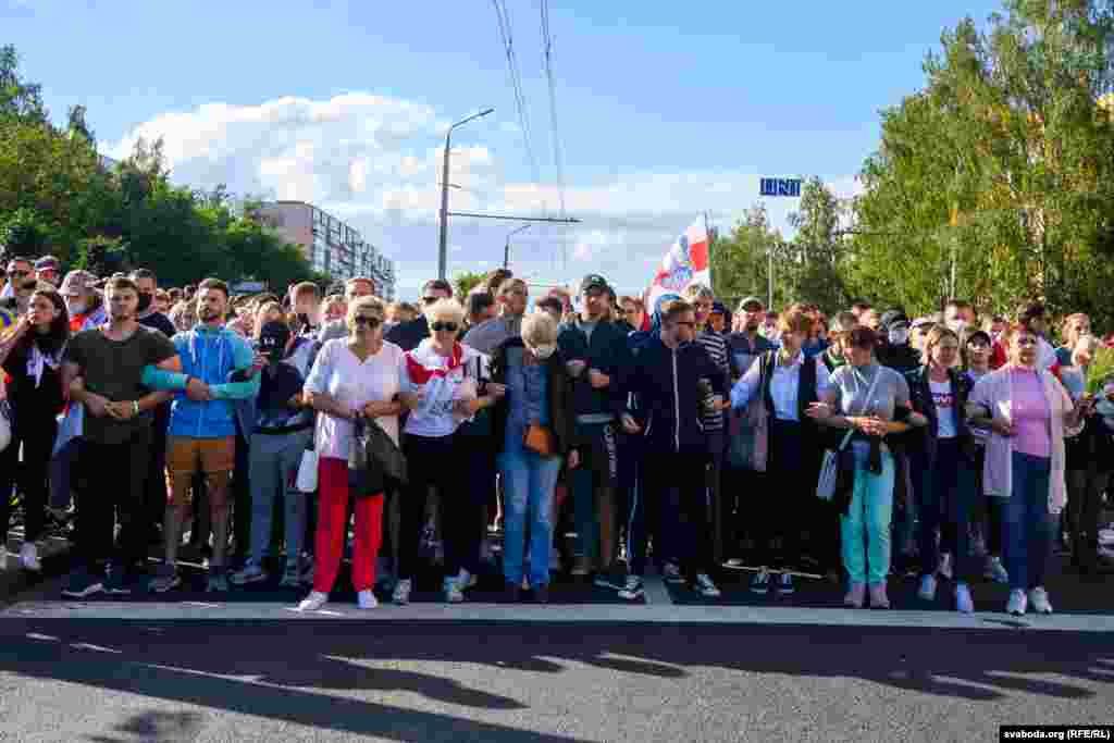 6 верасьня. Гарадзенцы стаяць у счэпцы перад шэрагамі АМАПу