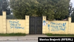 Uvredljivi grafiti na zidu Ambasade BiH u Podgorici
