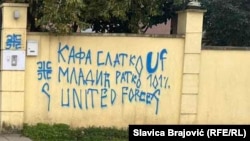 Grafit kojim se veliča ratni zločinac Ratko Mladić na zidu Ambasade BIH u Podgorici