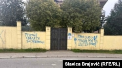 Grafiti veličanja ratnog zločinca Ratka Mladića na zgradi ambasade Bosne i Hercegovine u Podgorici. (arhivska fotografija)