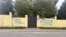 Grafiti veličanja ratnog zločinca Ratka Mladića na zgradi ambasade Bosne i Hercegovine u Podgorici. (arhivska fotografija)