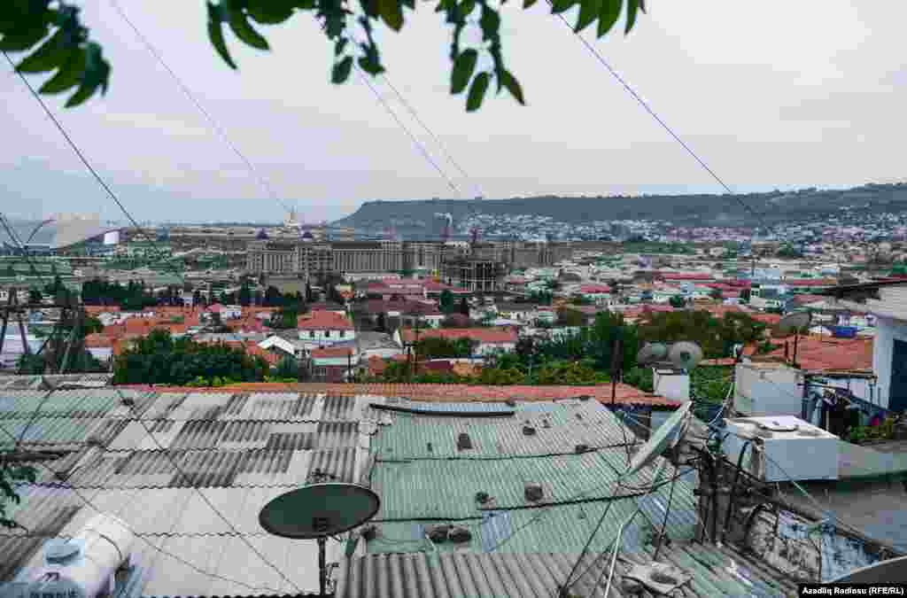 Sakinlər deyir ki, kənardan görsənməyən evlərin damları rənglənməyib. 