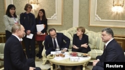 Владимир Путин, Франсуа Олланд, Ангела Меркель и Петр Порошенко на переговорах в Минске. Вечер 11 февраля 2015 года