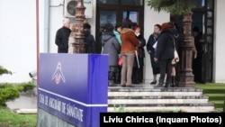 Imagine cu caracter ilustrativ, din fața unei Case de Asigurări de Sănătate din țară.