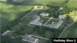 Orbán Győző birtoka az elkészült új épületekkel Alcsút Hatvanpusztán, a Hadházy Ákos által megosztott légifelvételen