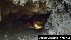 Кристек се промъква през входа на изоставена уранова мина в Южна Бохемия.