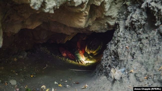 Кристек се промъква през входа на изоставена уранова мина в Южна Бохемия.