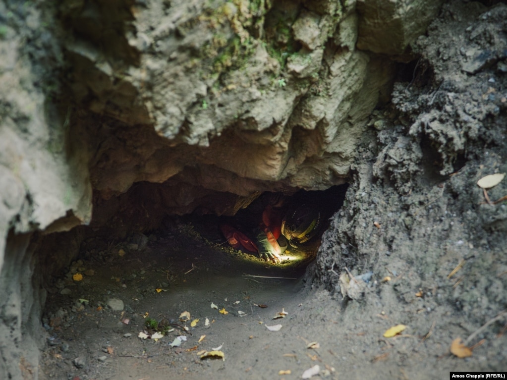 Кристек пробирается через вход в заброшенную урановую шахту в Южной Богемии