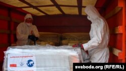 Польскі гуманітарны груз прывезьлі ў Горадню. Разгрузка гуманітарнай дапамогі 