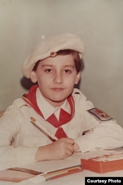 Tiberiu Popard, în clasa a II-a, la scurt timp după ce a fost făcut pionier. Mulți școlari de atunci au încă acasă acest tip de poze. Erau făcute în clasă, plătite de părinți și considerate o frumoasă amintire din anii de școală.