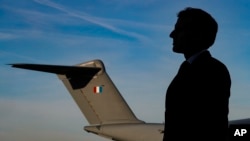 Fransa prezidenti Emmanuel Makron Orleandakı hərbi bazanı nəzərdən keçirir.